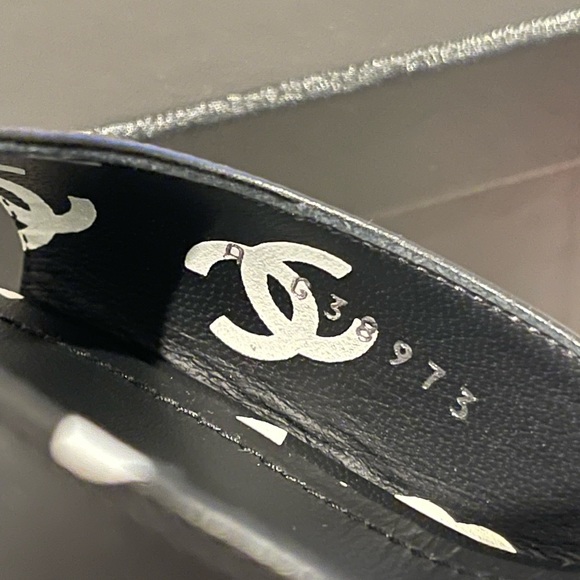 BRAND NEW Chanel 22s Crazy Logo Heels - black and white size 38 - Picture 8 of 10